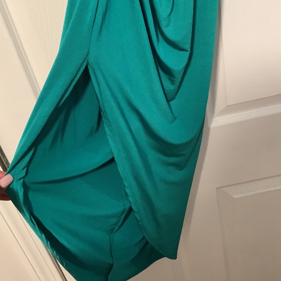 Sexy green dress with slit - Picture 2 of 5